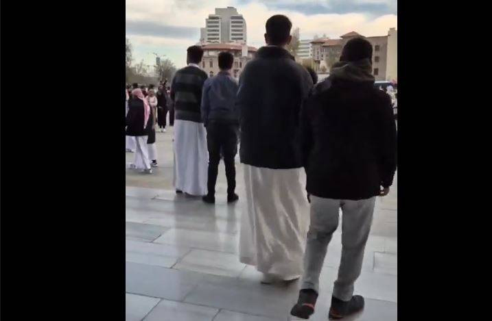 Melike Hatun camisinde bayram namazı sonrası. Yer: Maalesef Türkiye Cumhuriyeti'nin başkenti Ankara - Resim: 10